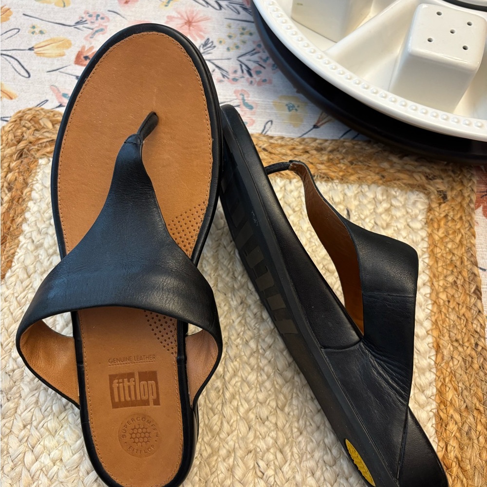 FitFlop Black Leather Toe-Post Sandals